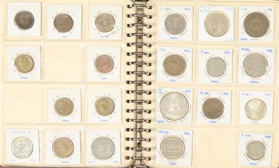 un livre ouvert dans lequel se trouvent plusieurs pièces de monnaie