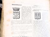 un vieux livre sur lequel figurent une couronne et des armoiries