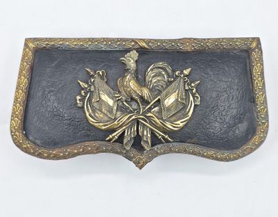 une boucle de ceinture noire et dorée ornée d'un oiseau