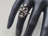 une image représentant la main d'une femme avec une bague au doigt