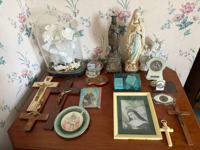 une table en bois sur laquelle sont posés divers objets religieux