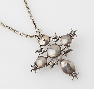 an image of a silver necklace with a star design on it