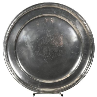 un plateau d'argent antique sur un support sur fond blanc