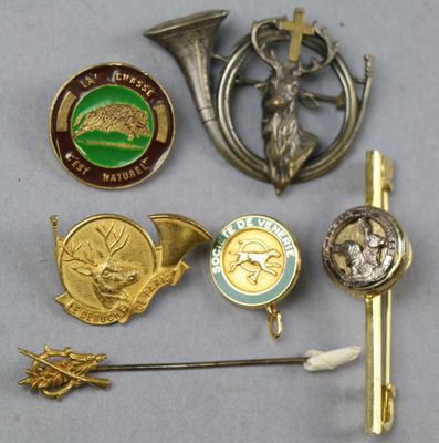 some of the pins are laying on the table next to each other