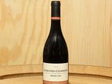 une bouteille de vin posée sur un tonneau