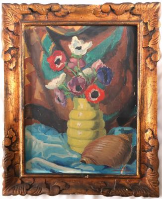 un tableau représentant des fleurs dans un vase jaune posé sur une table