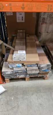 une palette remplie de cartons, dans un entrepôt