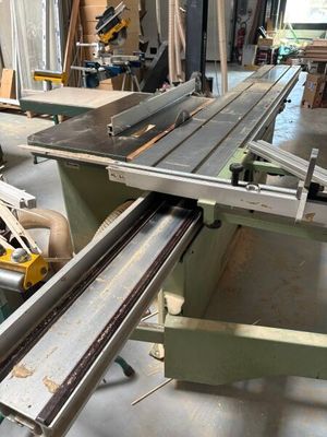 a picture of a table saw in a workshop