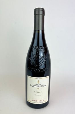 une bouteille de vin posée sur une table