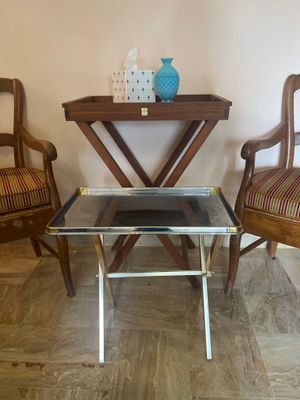 deux chaises et une table sur laquelle se trouve un vase