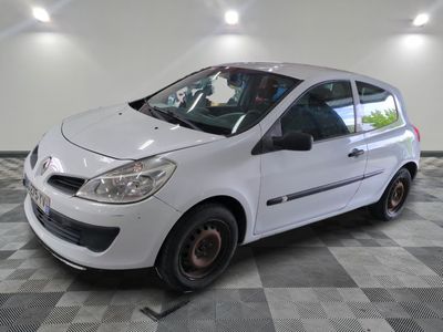 la photo d'une voiture blanche garée dans un garage