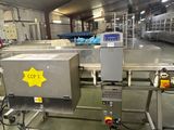 un tapis roulant dans une usine équipée de nombreuses machines