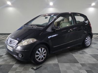 la photo d'une petite voiture noire garée dans un garage