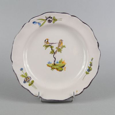 une image représentant une assiette décorée d'oiseaux et de fleurs