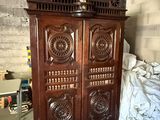 un grand meuble en bois surmonté d'une horloge
