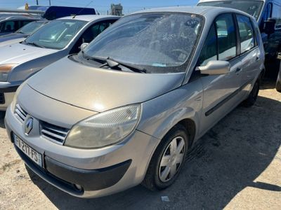 une voiture argentée garée dans un parking