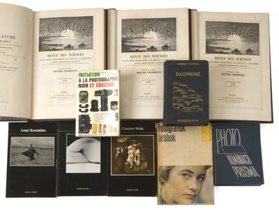plusieurs livres sont empilés sur une surface blanche