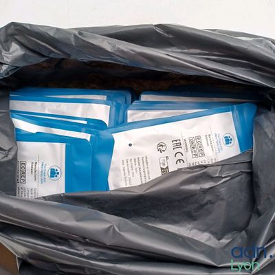 un sac en plastique contenant du courrier