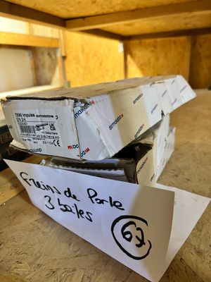 une pile de cartons posée sur une table en bois