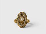 une image représentant une bague en or avec une perle au centre