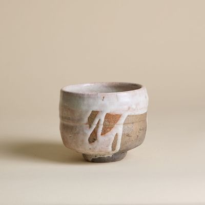 un bol blanc et marron posé sur une table