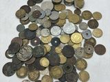 une pile de vieilles pièces de monnaie sur une surface blanche