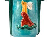 un vase bleu orné d'une peinture représentant une femme en robe rouge