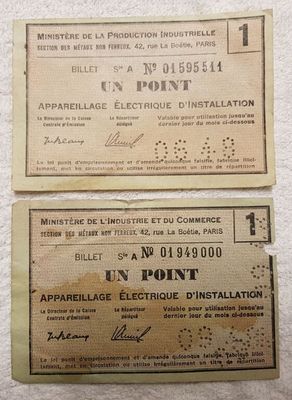 deux anciens billets de banque français sur un fond blanc