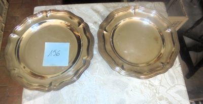 deux assiettes en argent posées sur une table, avec une étiquette de prix