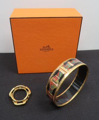 a bracelet and a ring are sitting next to a box
