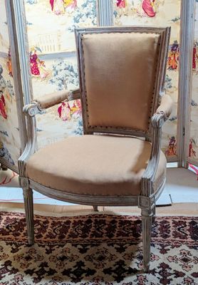 a chair that is sitting on a rug in a room