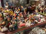 de nombreuses figurines exposées dans une vitrine
