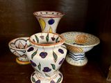 trois petits vases posés les uns à côté des autres sur une étagère