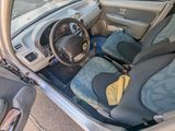 une voiture équipée de deux sièges et d'un volant