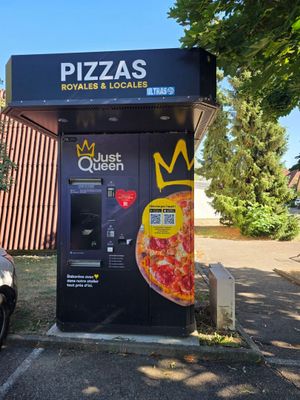un distributeur automatique sur lequel est représentée une pizza