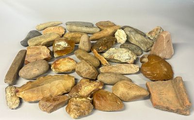 un tas de rochers et de pierres sur une surface blanche