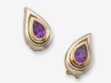 une paire de boucles d'oreilles en améthorate et en or sur fond blanc