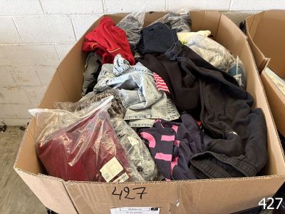une boîte en carton remplie de vêtements et d'autres objets