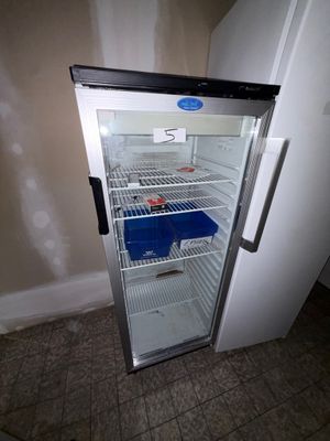 un réfrigérateur dont la porte est ouverte dans une pièce