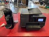 une image représentant une imprimante et une cafetière posées sur une table