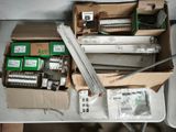 de nombreuses boîtes contenant du matériel électronique posées sur une table
