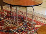 une image représentant une table avec un plateau en bois et des pieds en métal