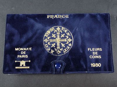porte-cartes de visite en velours bleu orné d'une croix dorée