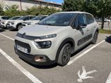 une Citrole blanche garée sur un parking