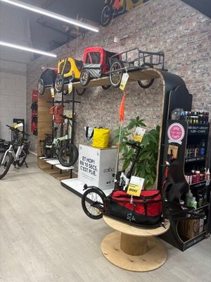 Petit présentoir droit à dosseret médium plaqué noir Larg. 0…