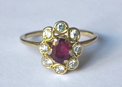 une image montrant un gros plan d'une bague en or sertie d'un rubis