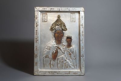 une image représentant une icône de la Vierge à l'Enfant dans un cadre argenté