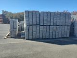 une grande pile de cartons posée au milieu d'un parking