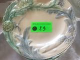 une assiette ornée d'un motif floral, posée sur une table