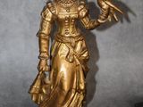 une statue représentant une femme avec un oiseau sur la main